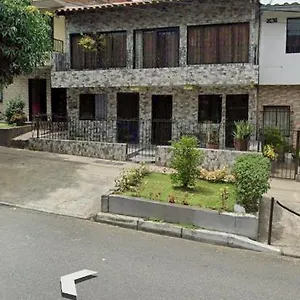 Casa Familiar En Santa Monica Medellín